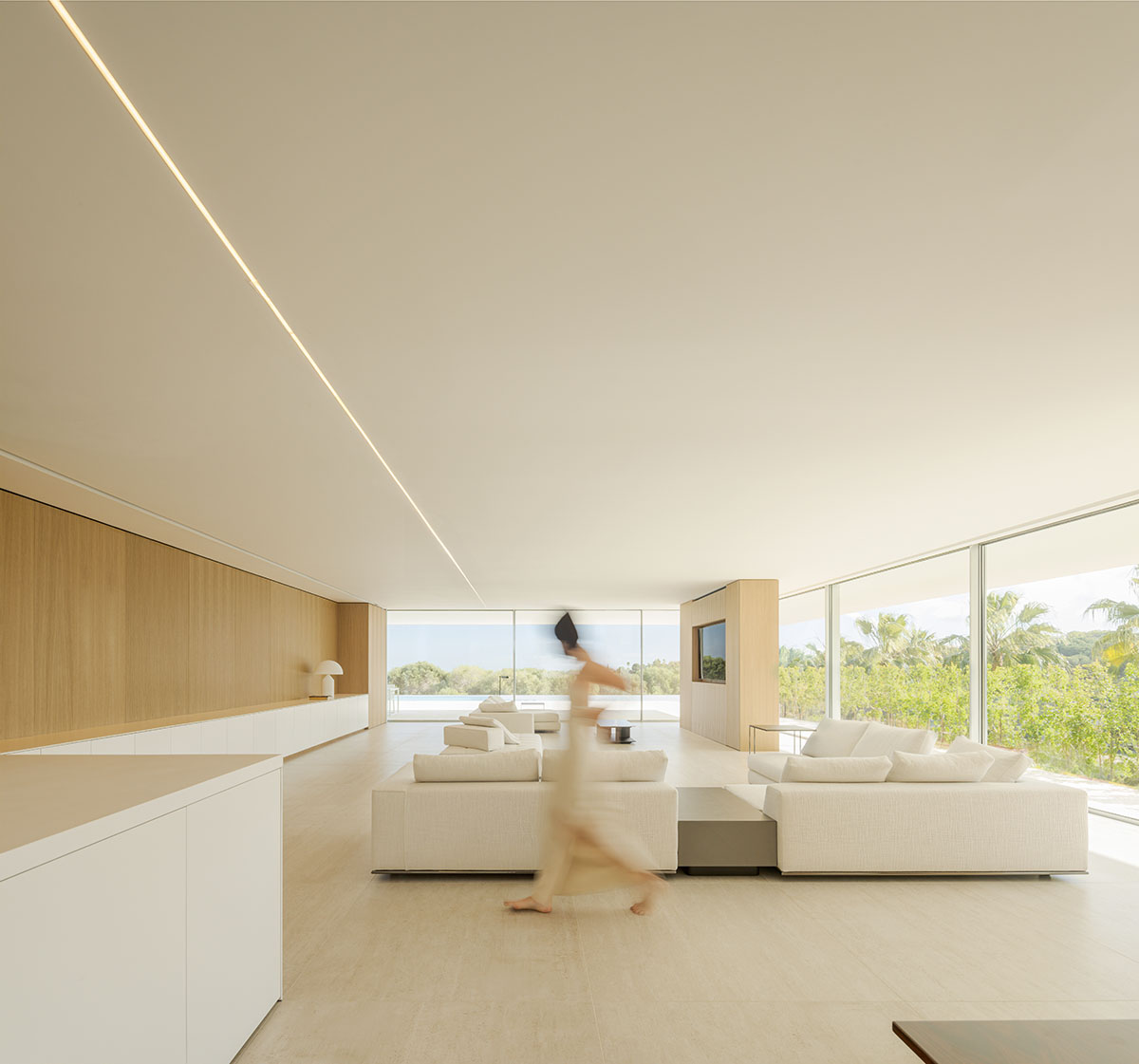 Fran Silvestre Arquitectos plays with planes to design a house on Sotogrande golf course