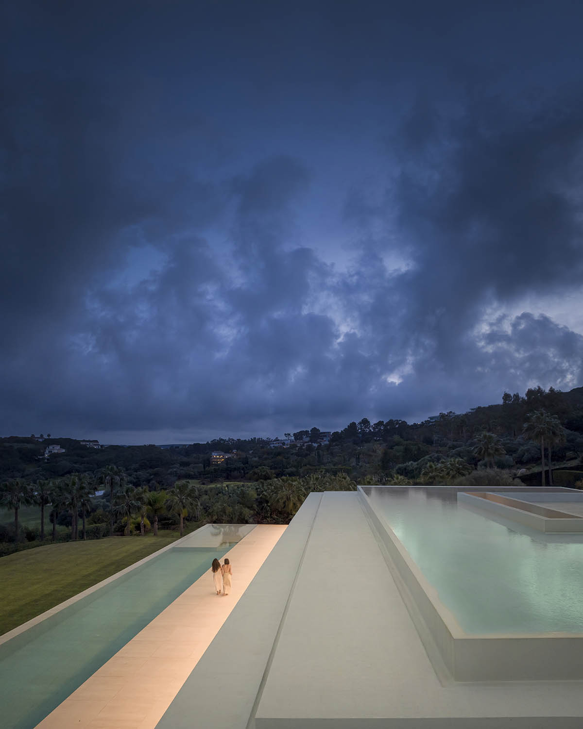 Fran Silvestre Arquitectos plays with planes to design a house on Sotogrande golf course