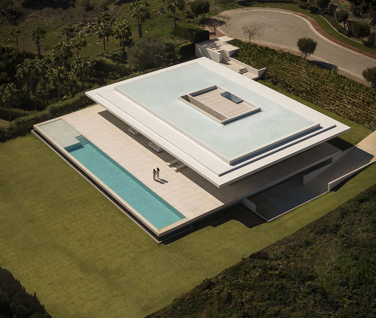 Fran Silvestre Arquitectos plays with planes to design a house on Sotogrande golf course