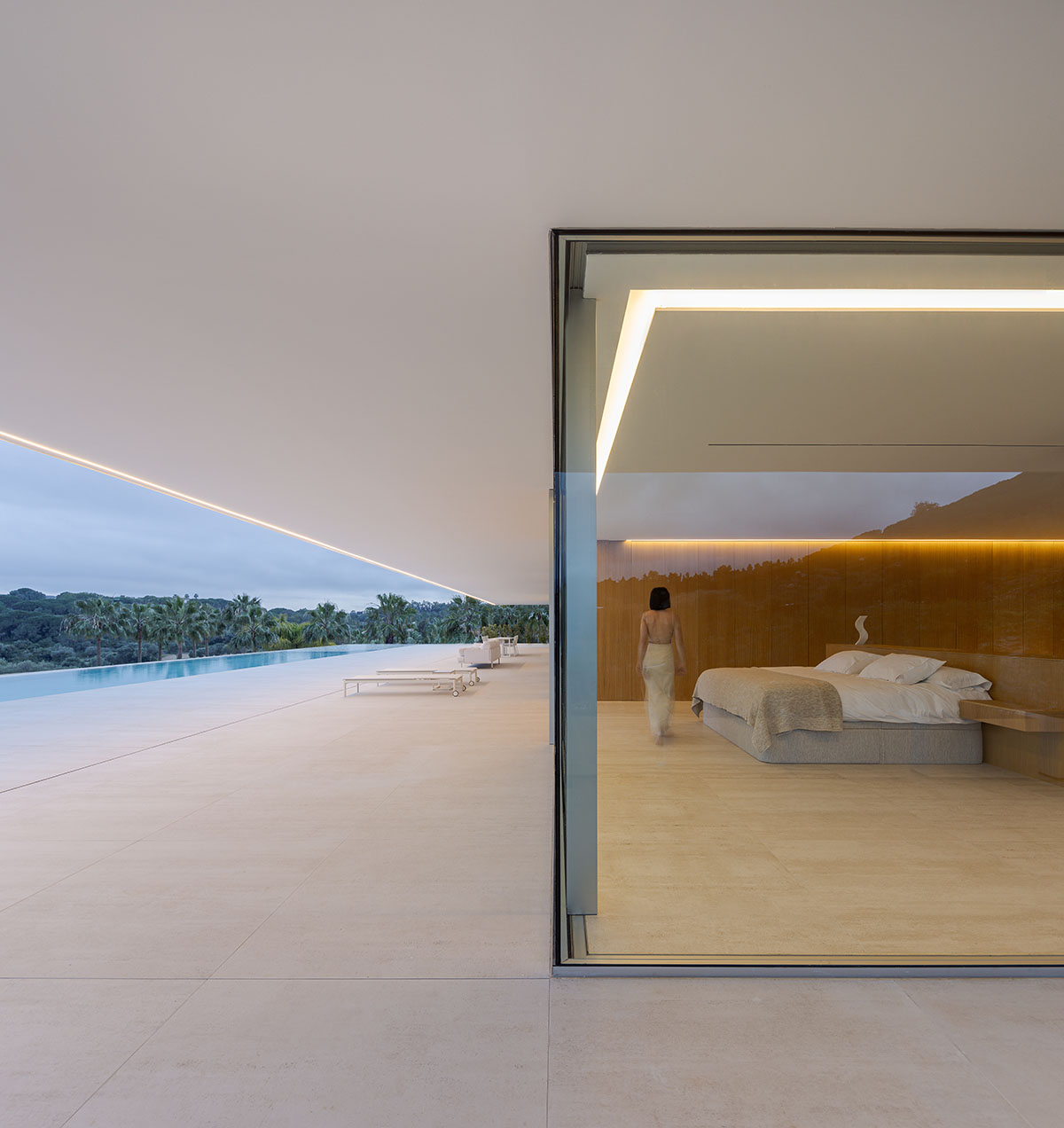 Fran Silvestre Arquitectos plays with planes to design a house on Sotogrande golf course