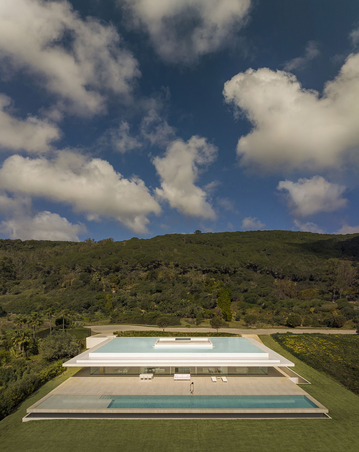Fran Silvestre Arquitectos plays with planes to design a house on Sotogrande golf course