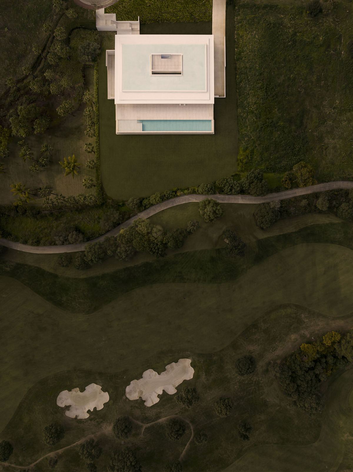 Fran Silvestre Arquitectos plays with planes to design a house on Sotogrande golf course