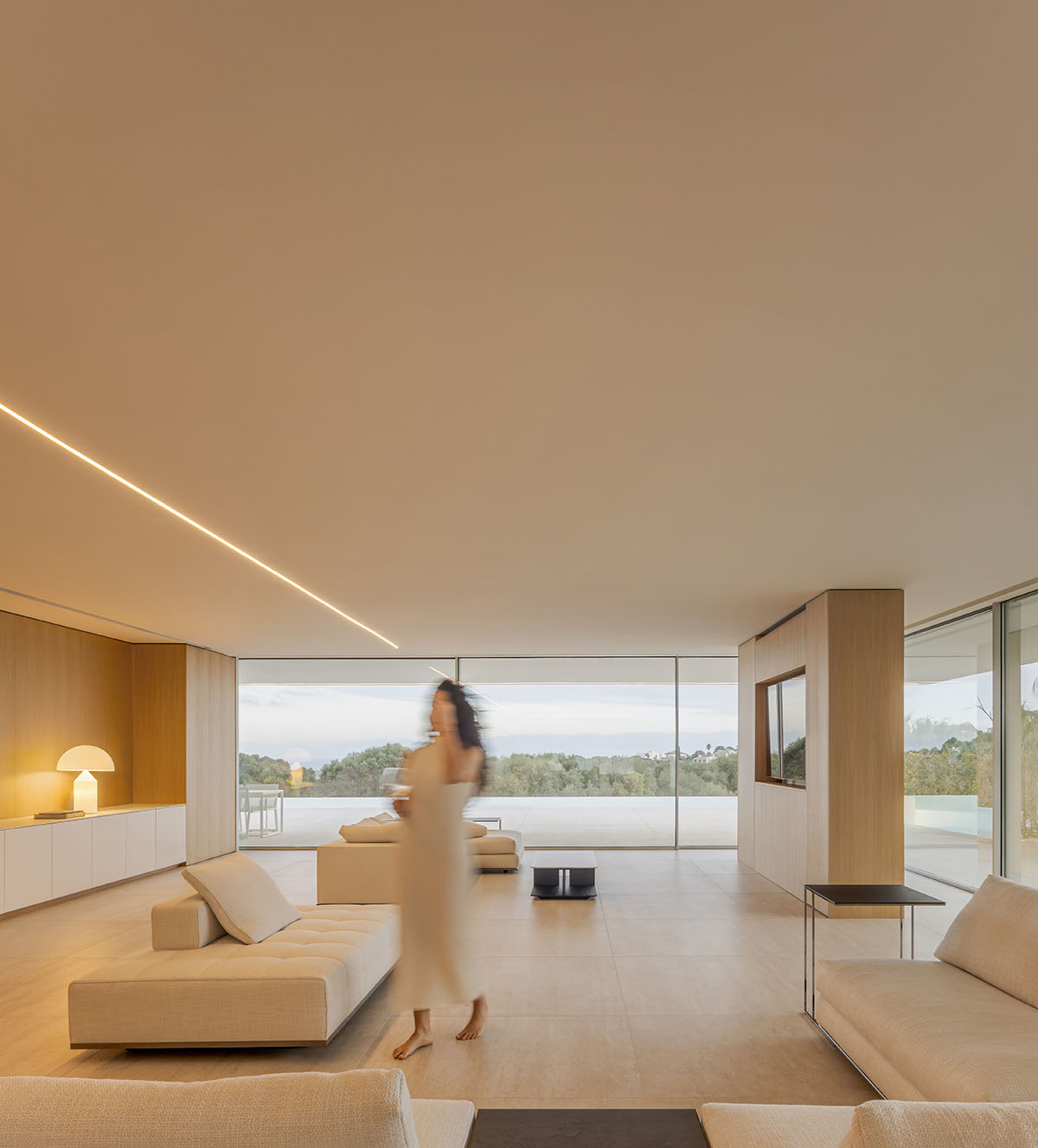 Fran Silvestre Arquitectos plays with planes to design a house on Sotogrande golf course