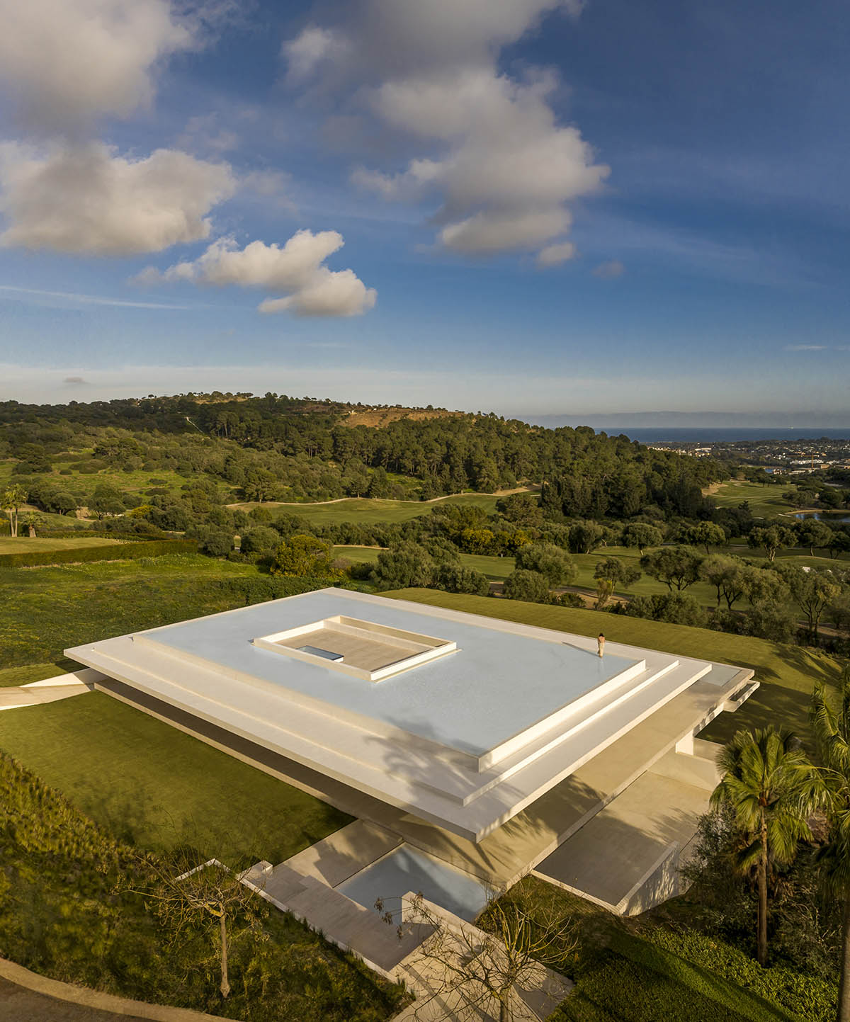 Fran Silvestre Arquitectos plays with planes to design a house on Sotogrande golf course
