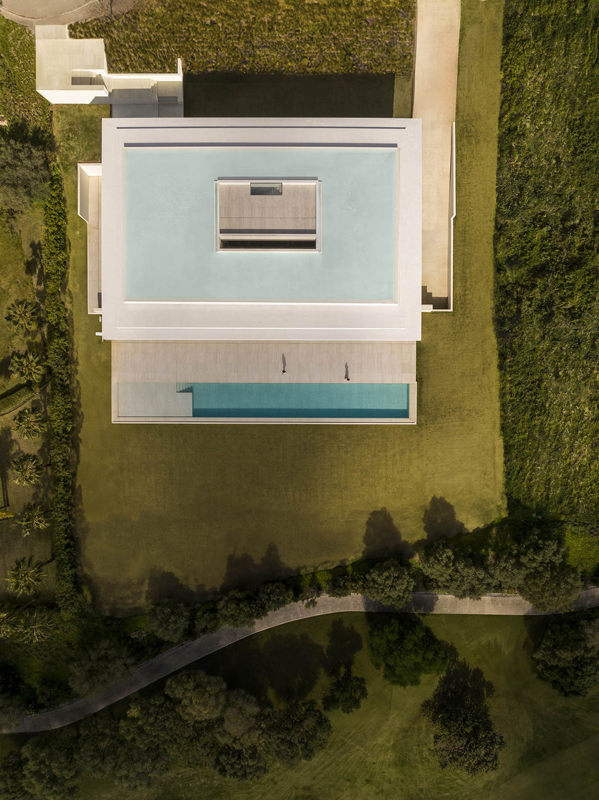 Fran Silvestre Arquitectos plays with planes to design a house on Sotogrande golf course