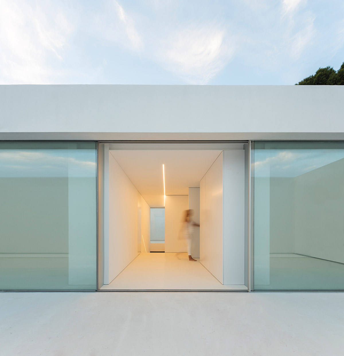 Fran Silvestre Arquitectos completes House of Silence as house and music studio in Valencia