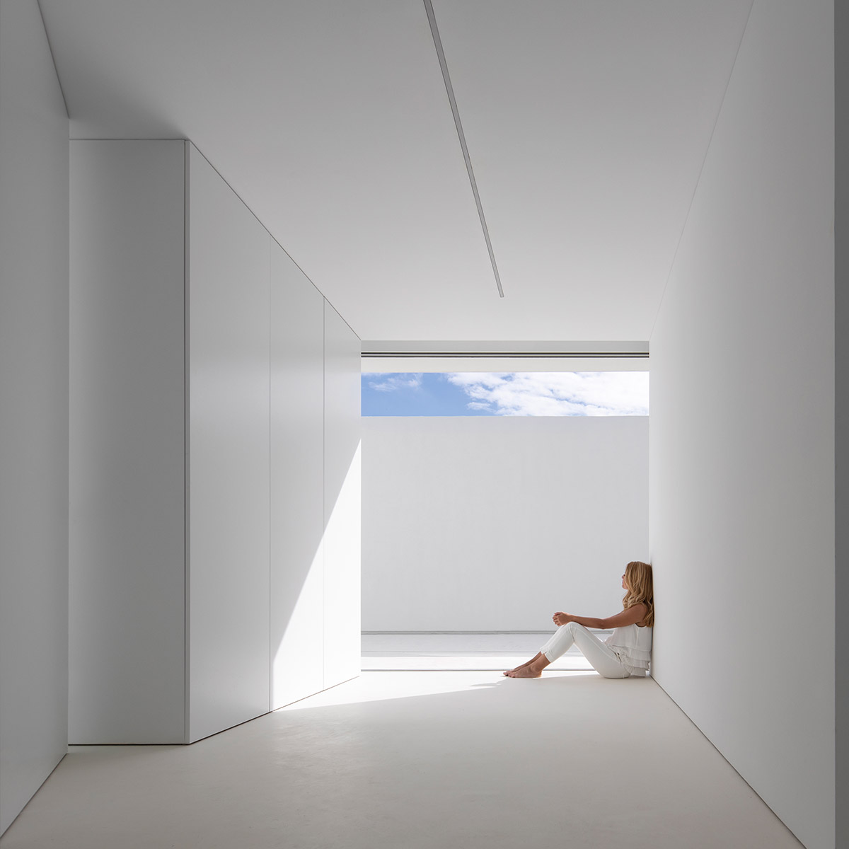 Fran Silvestre Arquitectos completes House of Silence as house and music studio in Valencia