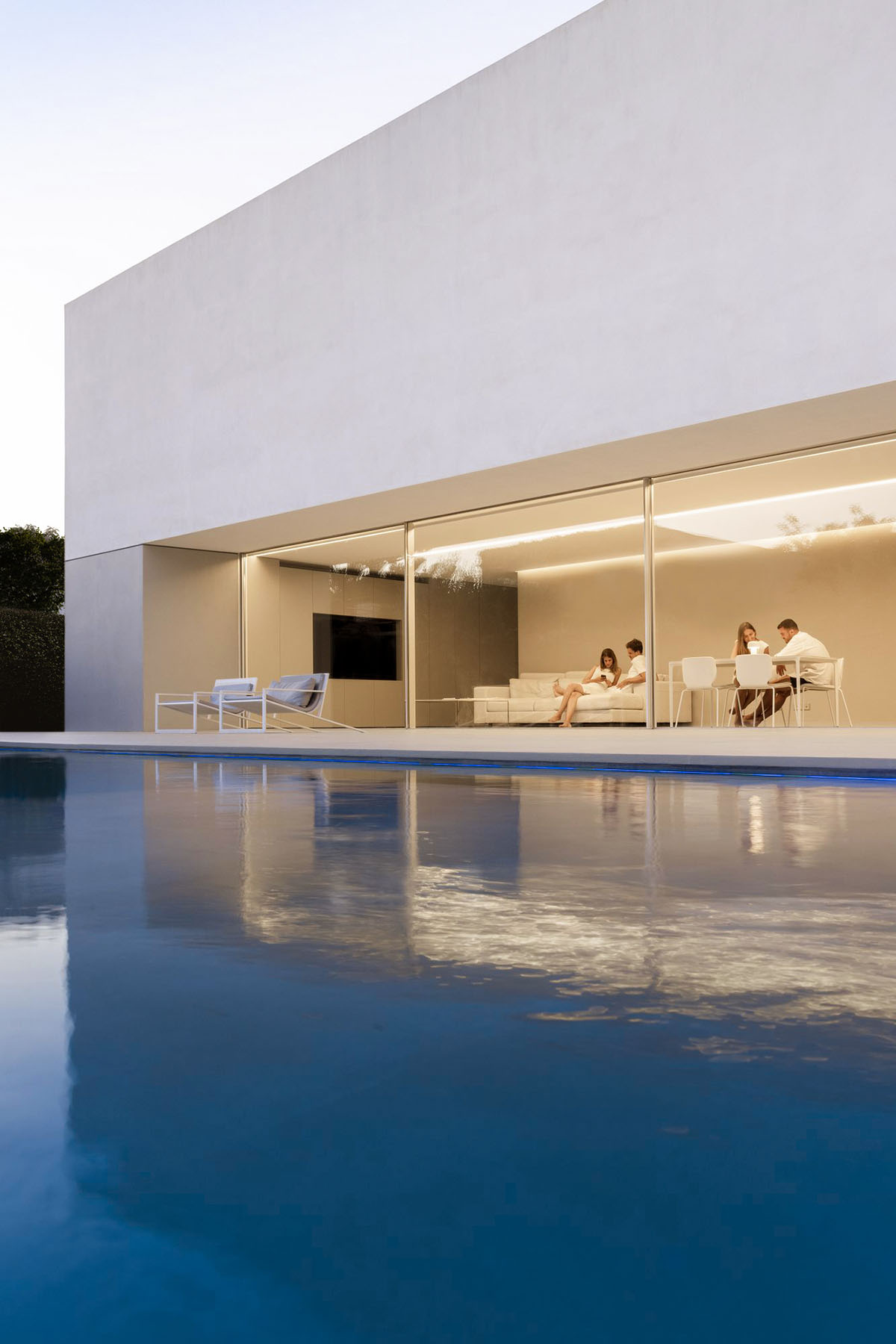 Fran Silvestre Arquitectos completes House of Silence as house and music studio in Valencia