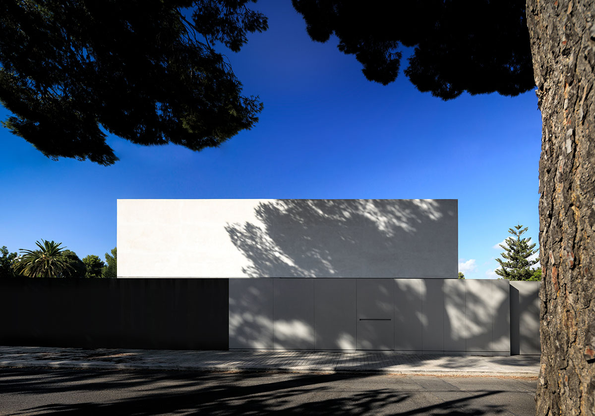 Fran Silvestre Arquitectos completes House of Silence as house and music studio in Valencia