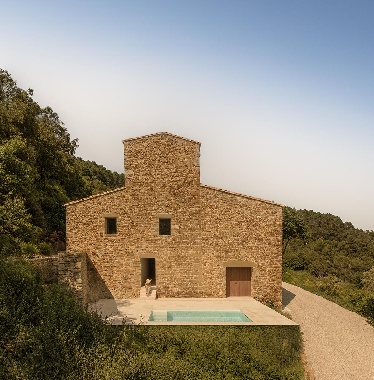 Fran Silvestre Arquitectos revives tradition with a seamless restoration of a farmhouse in Girona 