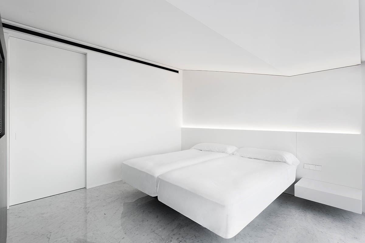 Fran Silvestre Arquitectos completes renovation of interior of a penthouse in Costa Blanca