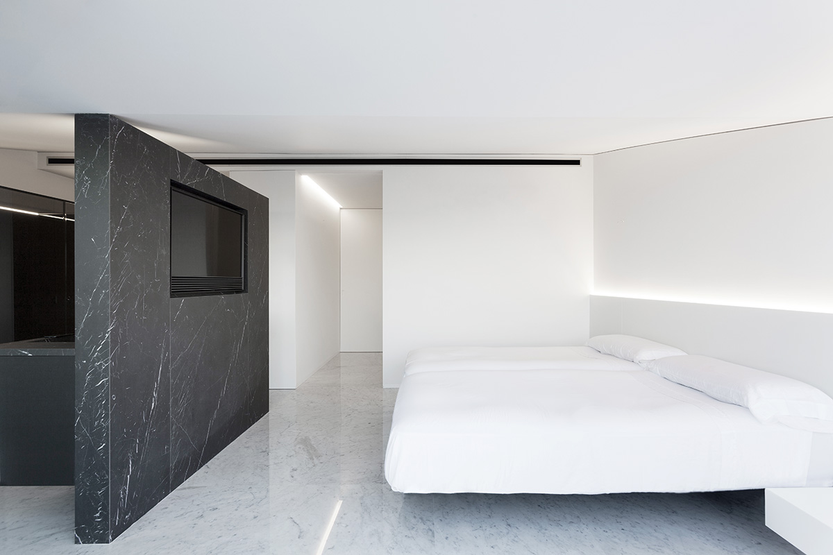 Fran Silvestre Arquitectos completes renovation of interior of a penthouse in Costa Blanca