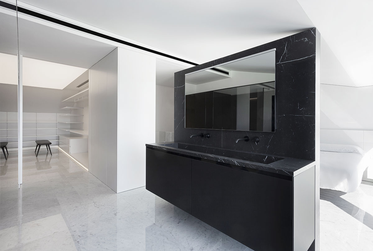 Fran Silvestre Arquitectos completes renovation of interior of a penthouse in Costa Blanca