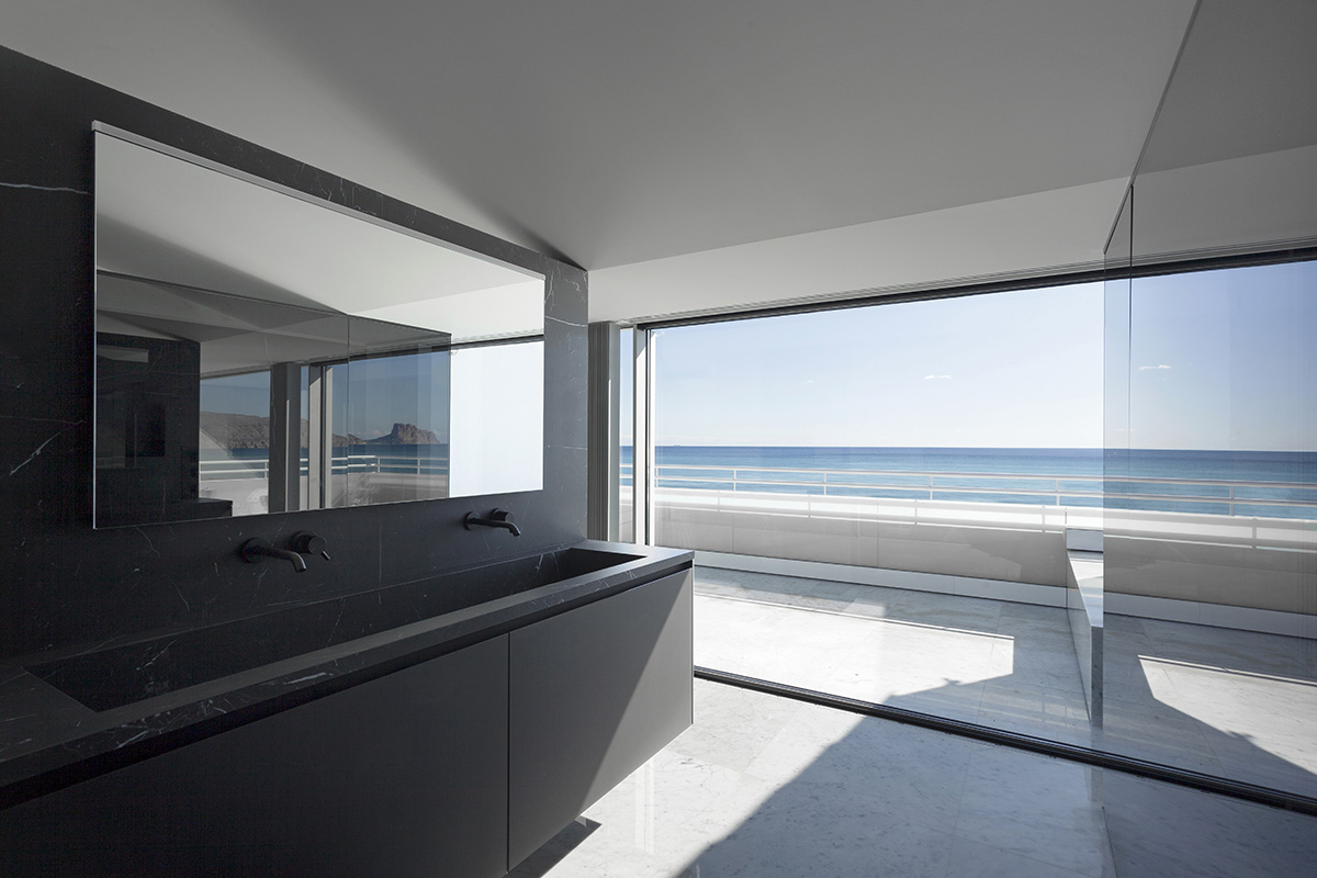 Fran Silvestre Arquitectos completes renovation of interior of a penthouse in Costa Blanca