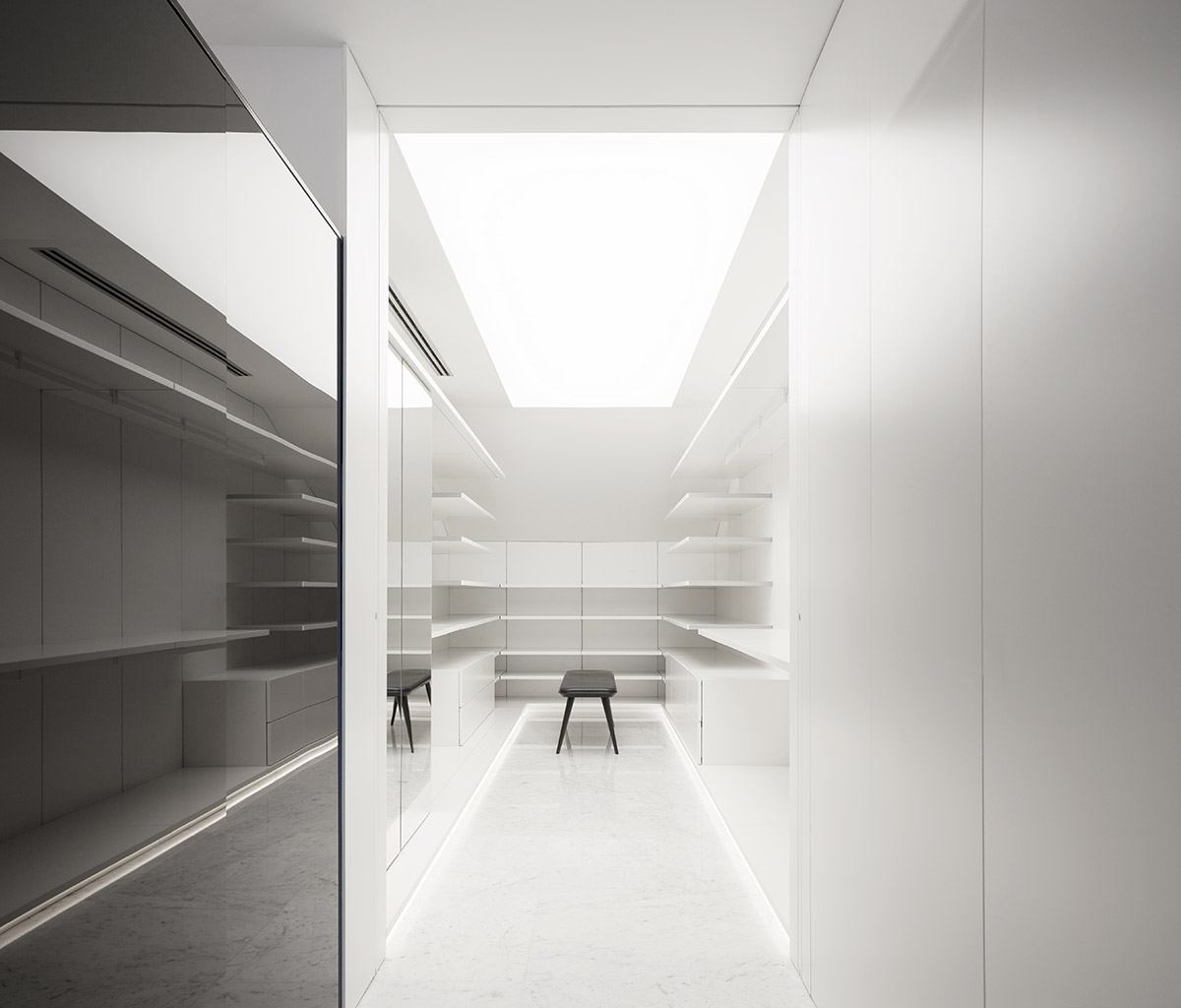 Fran Silvestre Arquitectos completes renovation of interior of a penthouse in Costa Blanca