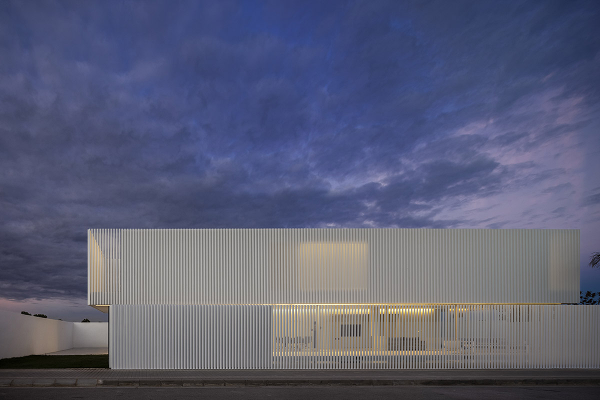 Fran Silvestre Arquitectos reveals permeable Piera House in Spain