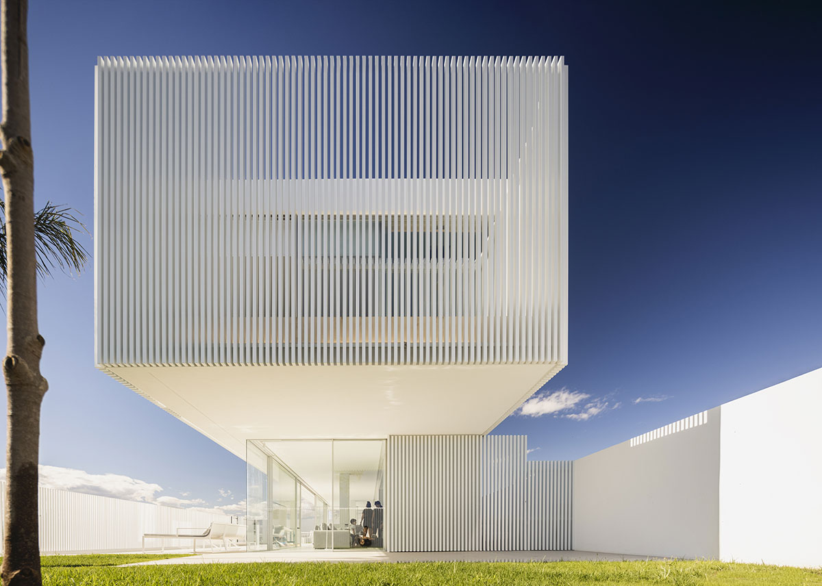 Fran Silvestre Arquitectos reveals permeable Piera House in Spain