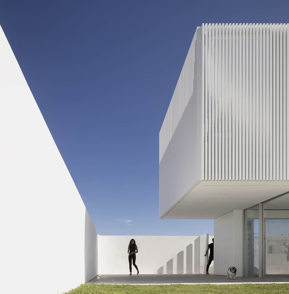 Fran Silvestre Arquitectos reveals permeable Piera House in Spain