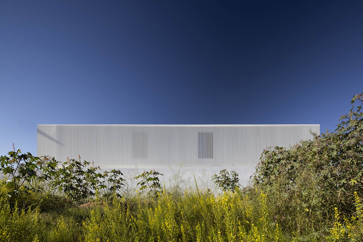 Fran Silvestre Arquitectos reveals permeable Piera House in Spain