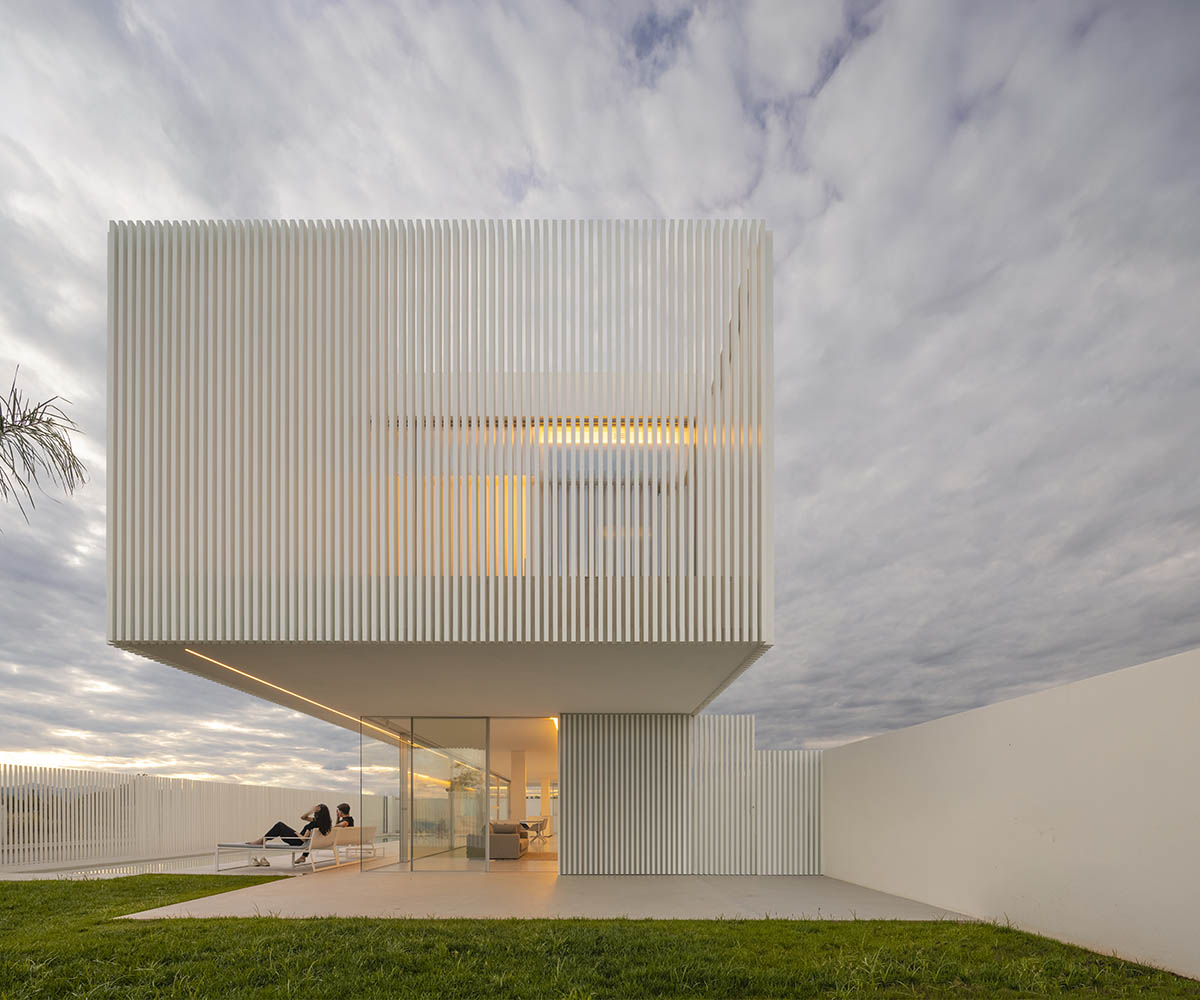 Fran Silvestre Arquitectos reveals permeable Piera House in Spain