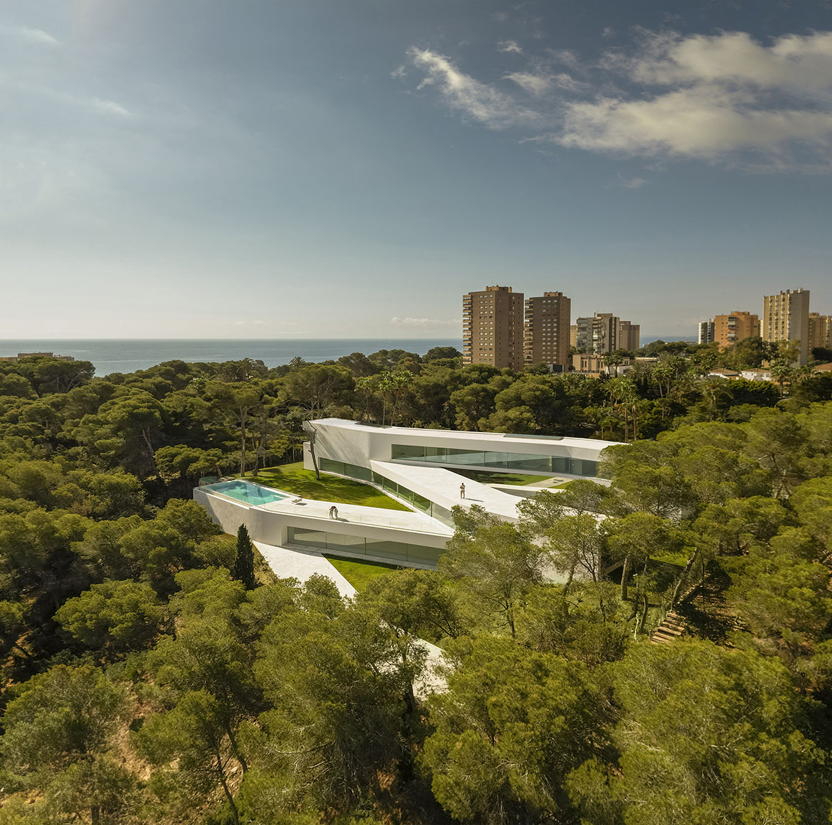 洋書 Fran Silvestre Architects Fran Silvestre Arquitectos built zigzagging house adapted to
