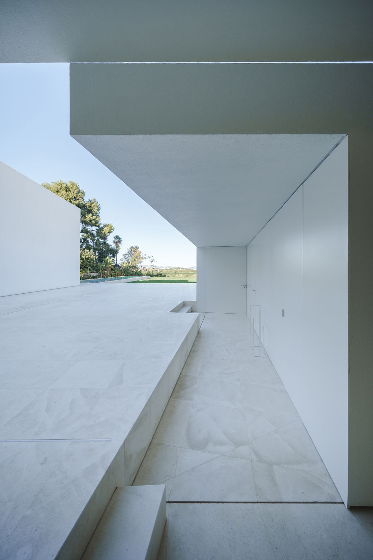 The Empty House by Fran Silvestre Arquitectos complements existing building with two wings in Spain