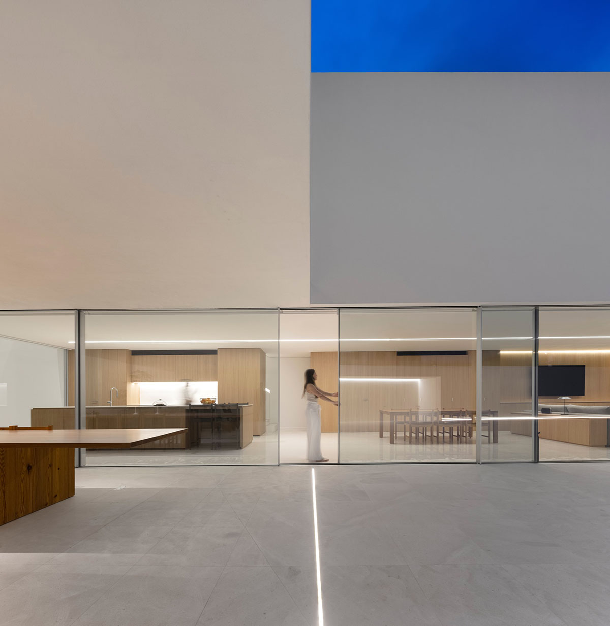 The Empty House by Fran Silvestre Arquitectos complements existing building with two wings in Spain
