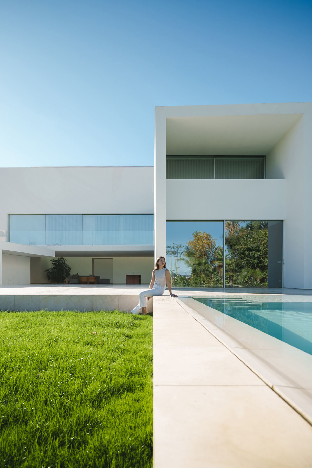 The Empty House by Fran Silvestre Arquitectos complements existing building with two wings in Spain
