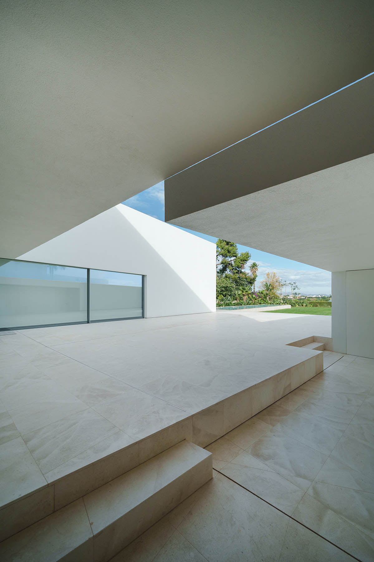 The Empty House by Fran Silvestre Arquitectos complements existing building with two wings in Spain