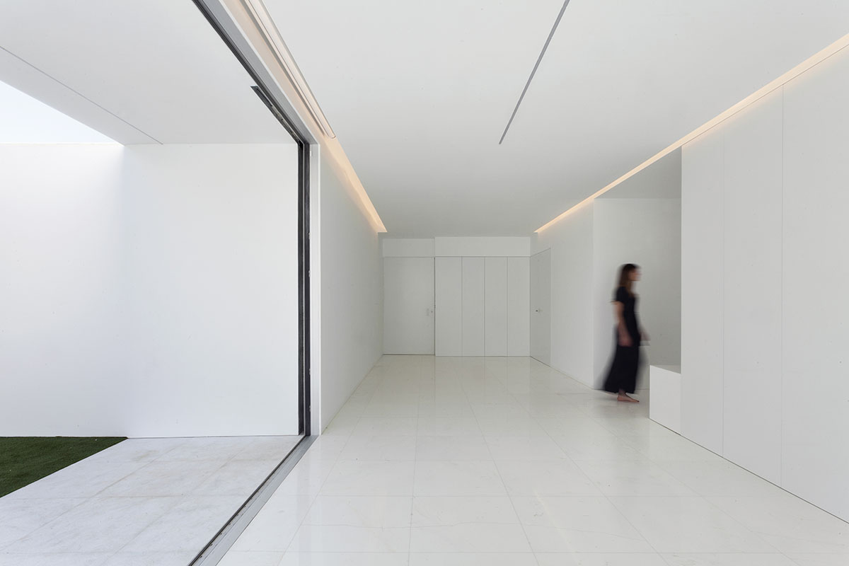 Fran Silvestre reinterprets traditional farmhouses of Ribera Alta with all-white Pati Blau house