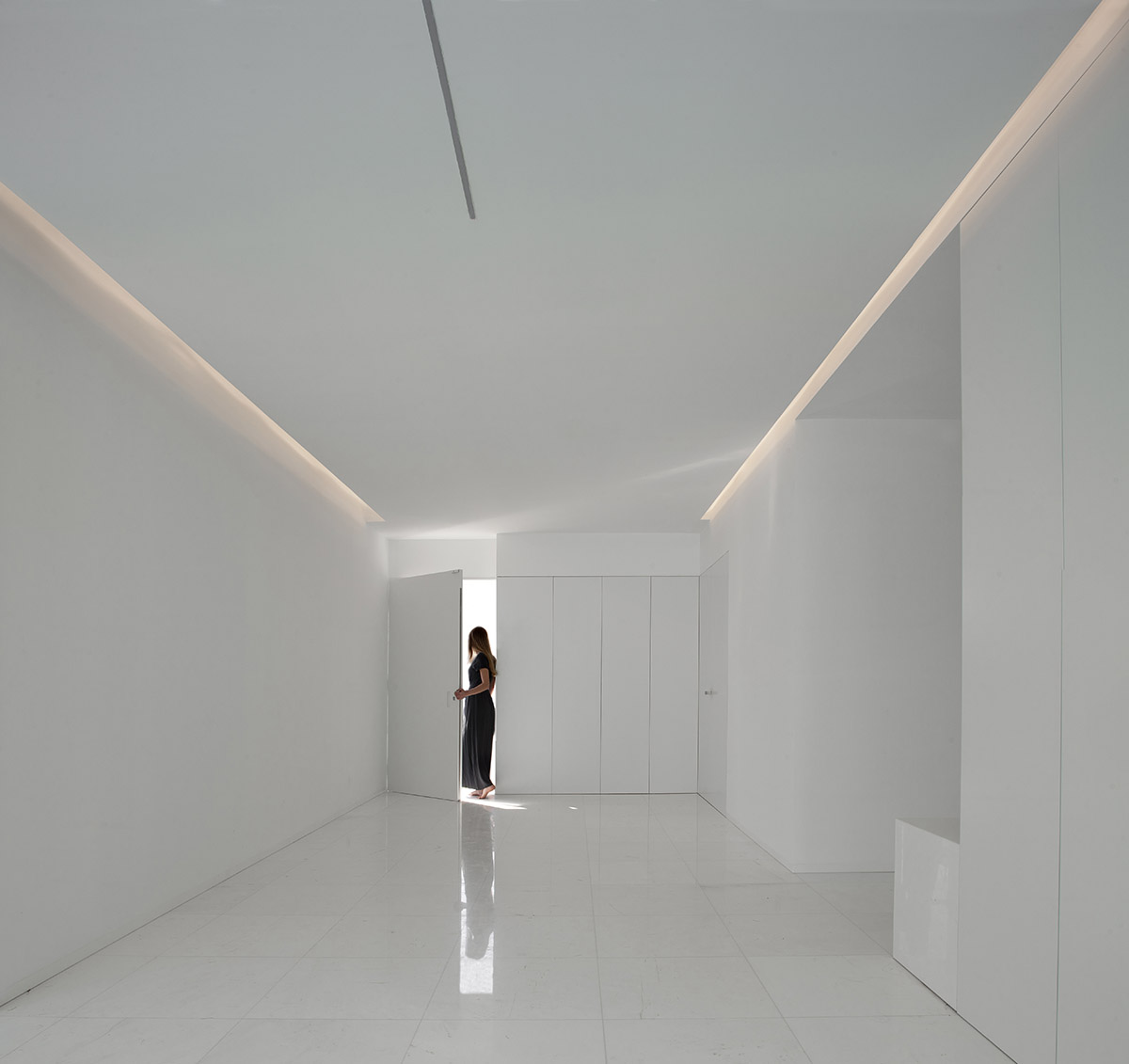 Fran Silvestre reinterprets traditional farmhouses of Ribera Alta with all-white Pati Blau house