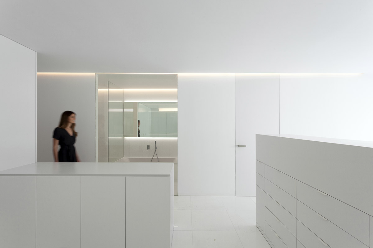 Fran Silvestre reinterprets traditional farmhouses of Ribera Alta with all-white Pati Blau house