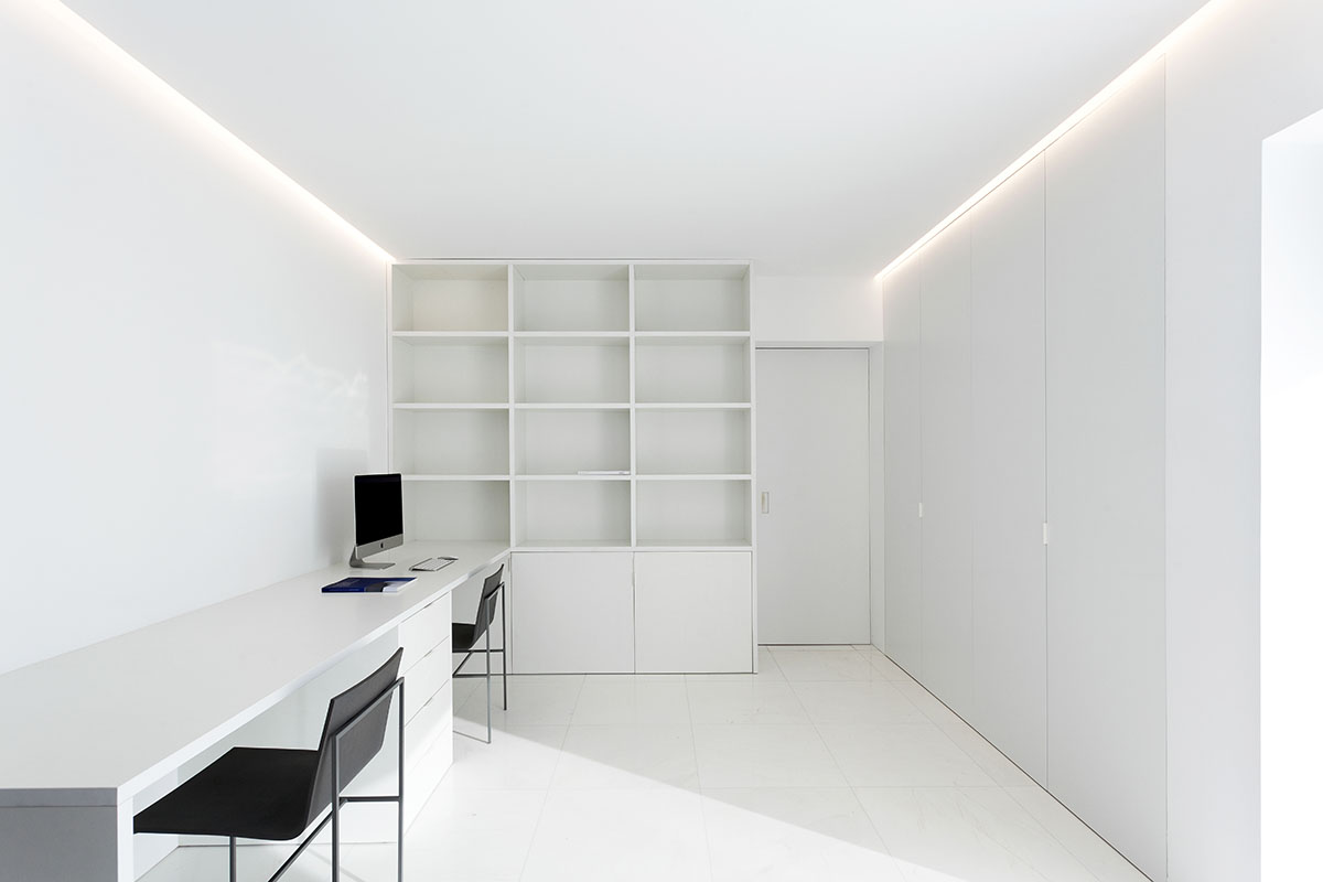 Fran Silvestre reinterprets traditional farmhouses of Ribera Alta with all-white Pati Blau house