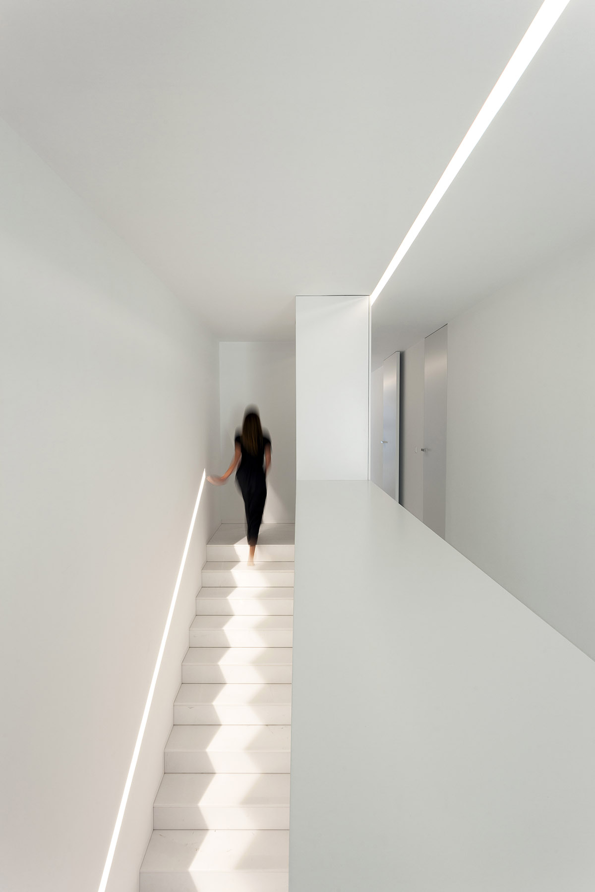 Fran Silvestre reinterprets traditional farmhouses of Ribera Alta with all-white Pati Blau house