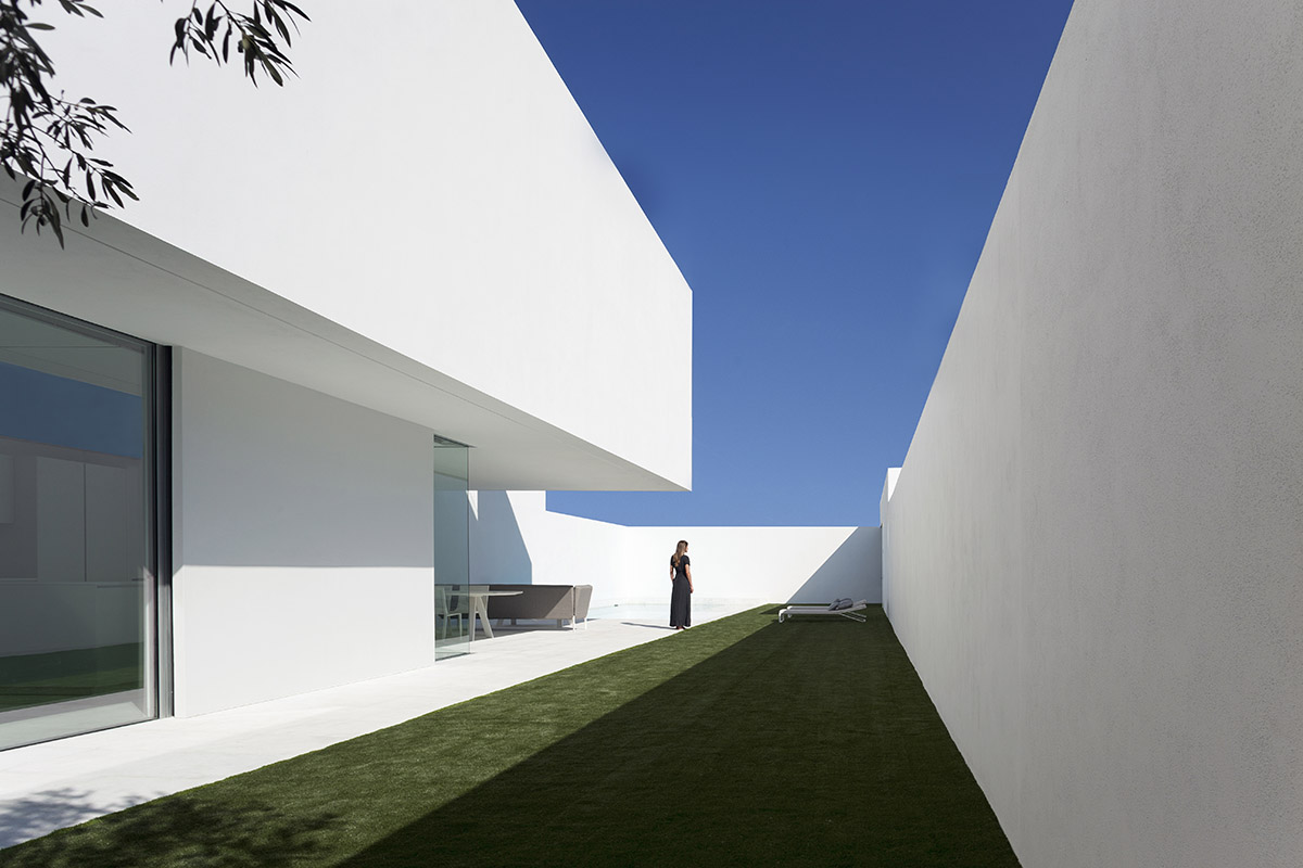 Fran Silvestre reinterprets traditional farmhouses of Ribera Alta with all-white Pati Blau house