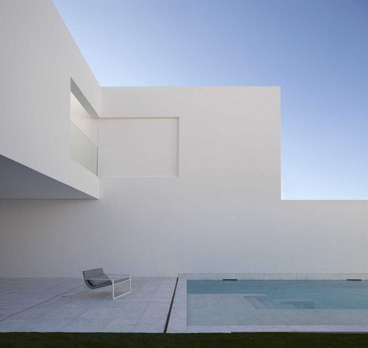 Fran Silvestre reinterprets traditional farmhouses of Ribera Alta with all-white Pati Blau house