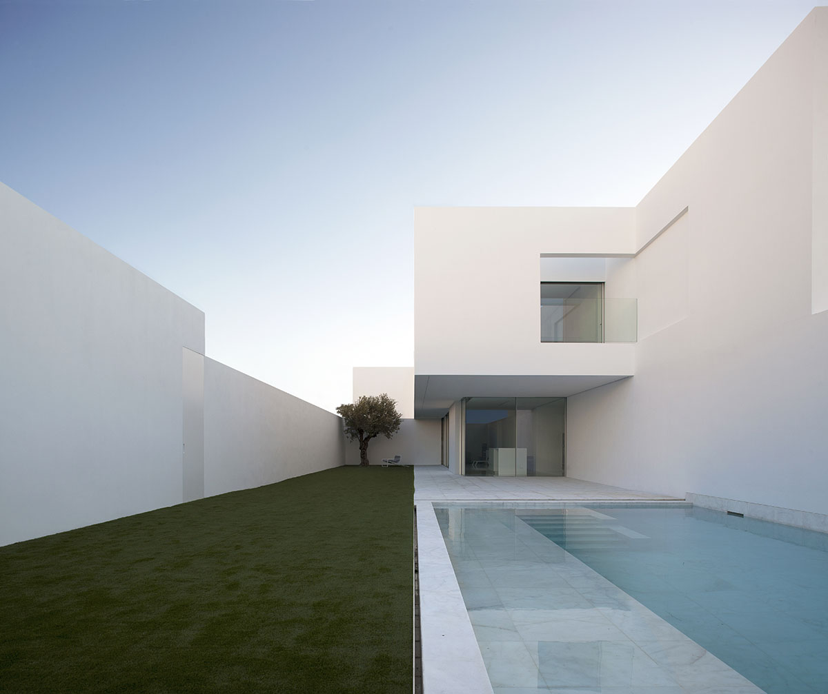 Fran Silvestre reinterprets traditional farmhouses of Ribera Alta with all-white Pati Blau house