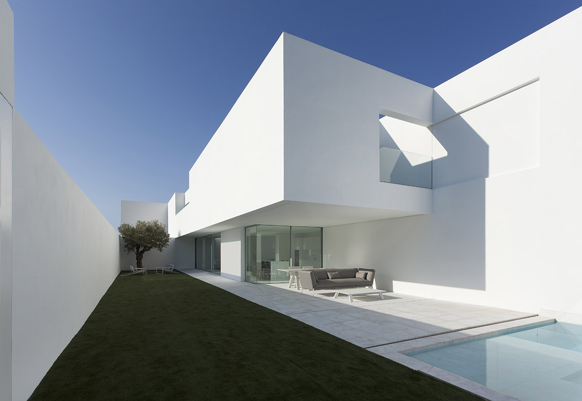 Fran Silvestre reinterprets traditional farmhouses of Ribera Alta with all-white Pati Blau house