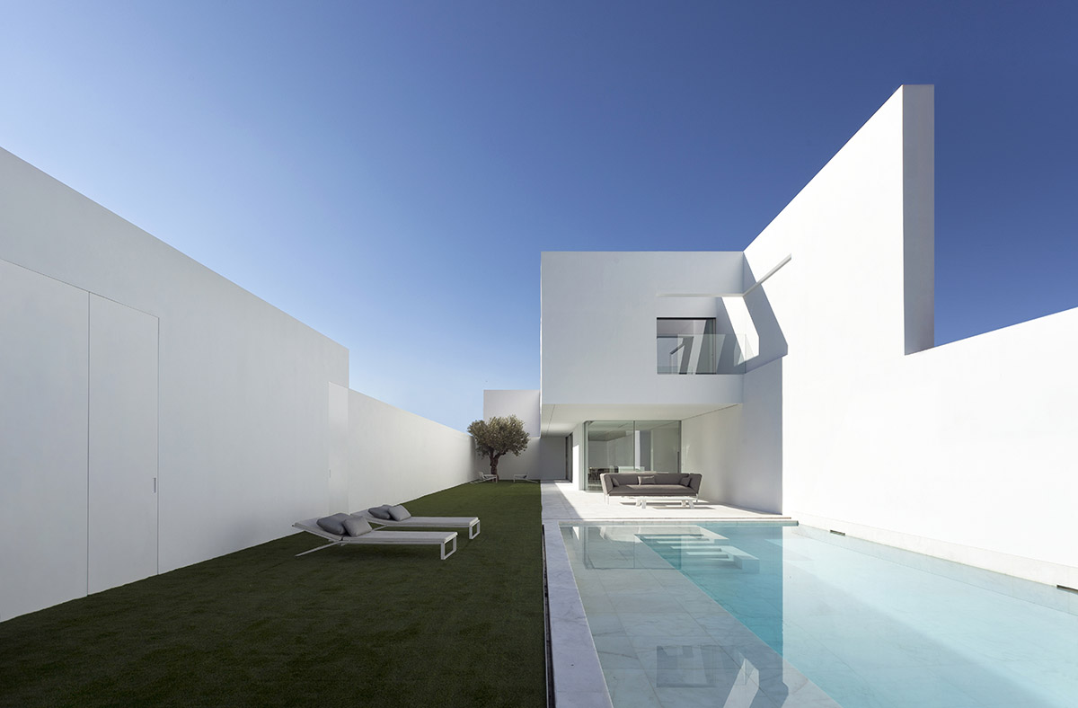 Fran Silvestre reinterprets traditional farmhouses of Ribera Alta with all-white Pati Blau house