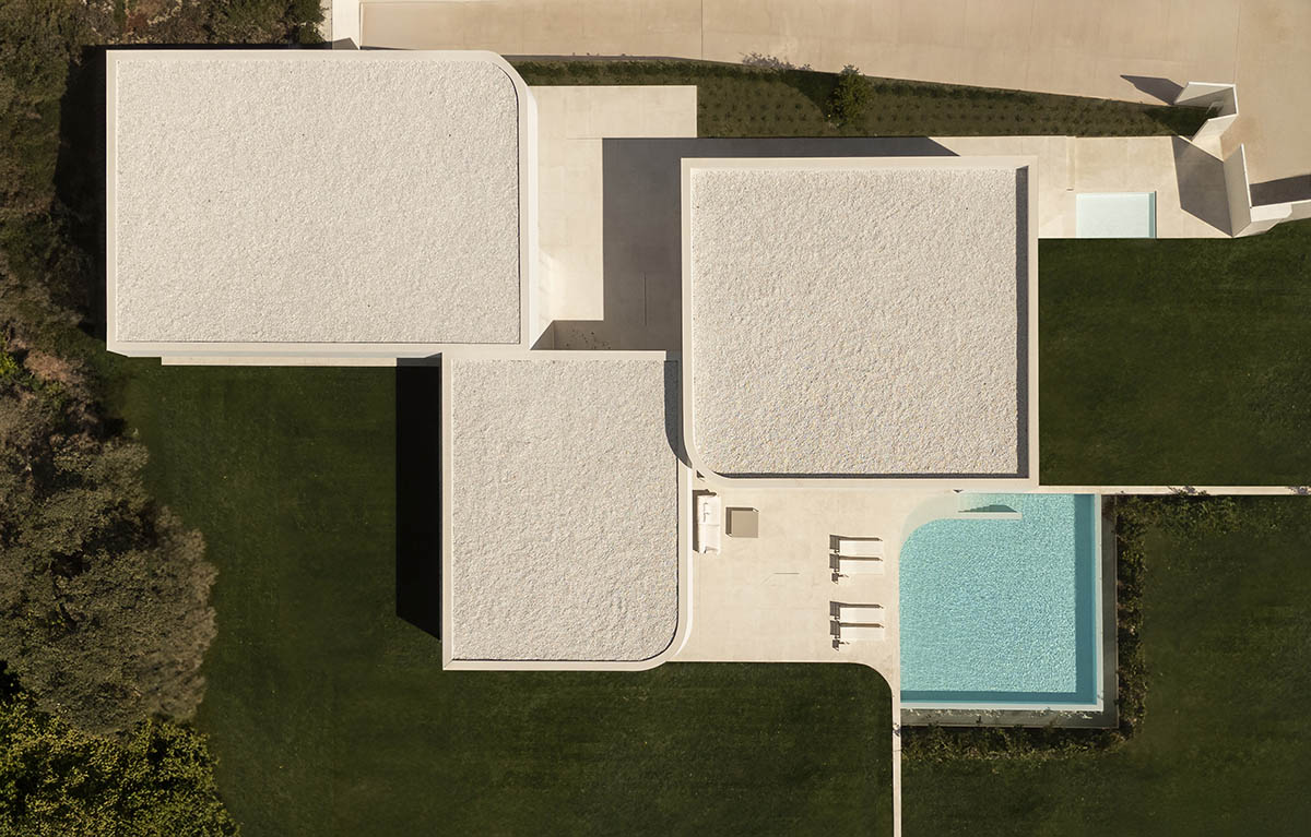 Artist's sculptures inform straight lines and curves in Villa 18 by Fran Silvestre Arquitectos