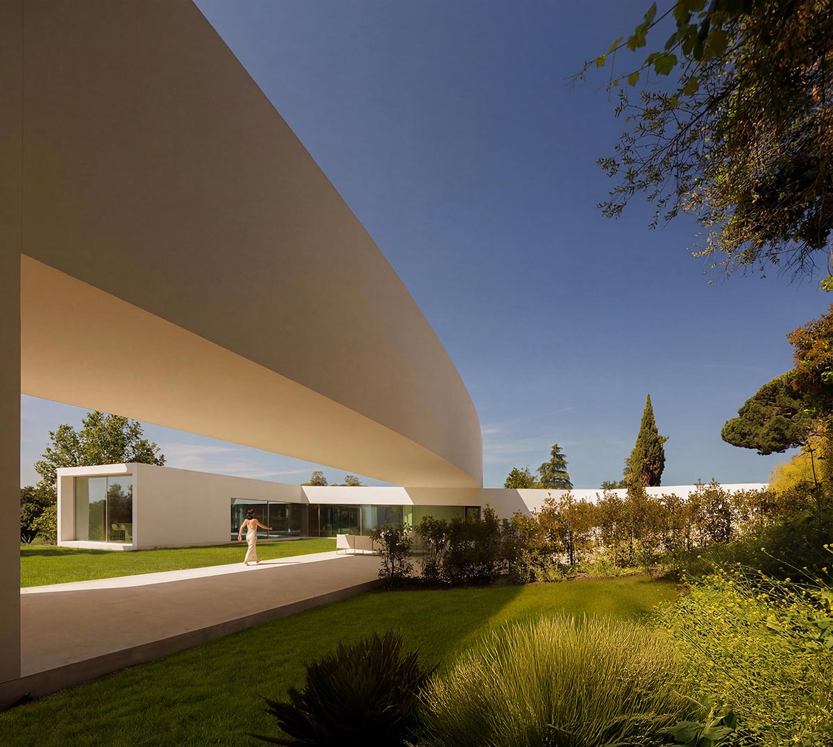 Fran Silvestre Arquitectos creates flowing forms by adding bridge-like elements to villa in Madrid
