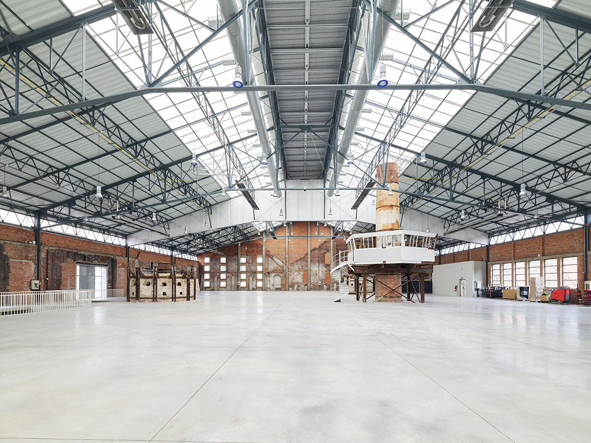 SO-IL и FREAKS расширяют музей стекла 18-го века с волнистой бетонной площадью во Франции 