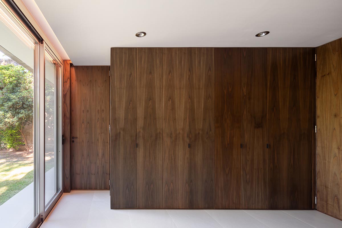 Mariano Fiorentini built a tranquil compact brick house in Rosario, Argentina