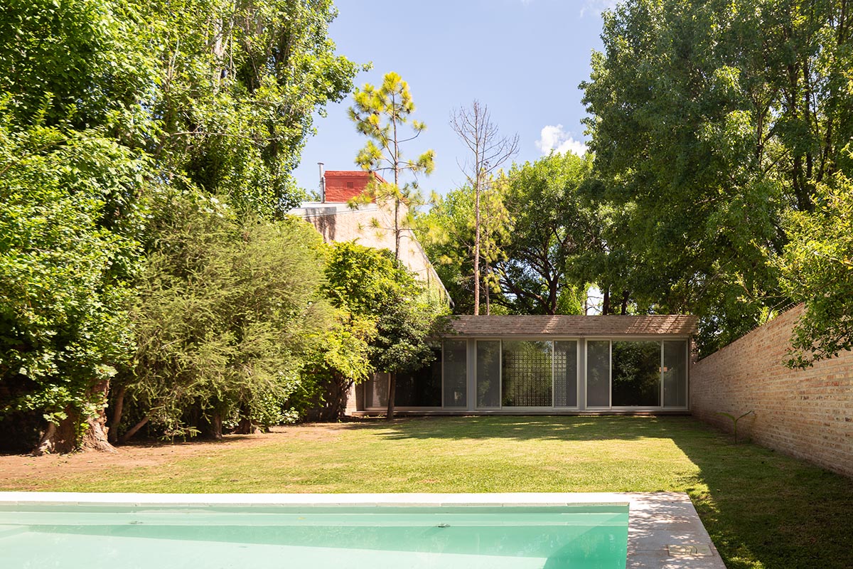 Mariano Fiorentini built a tranquil compact brick house in Rosario, Argentina