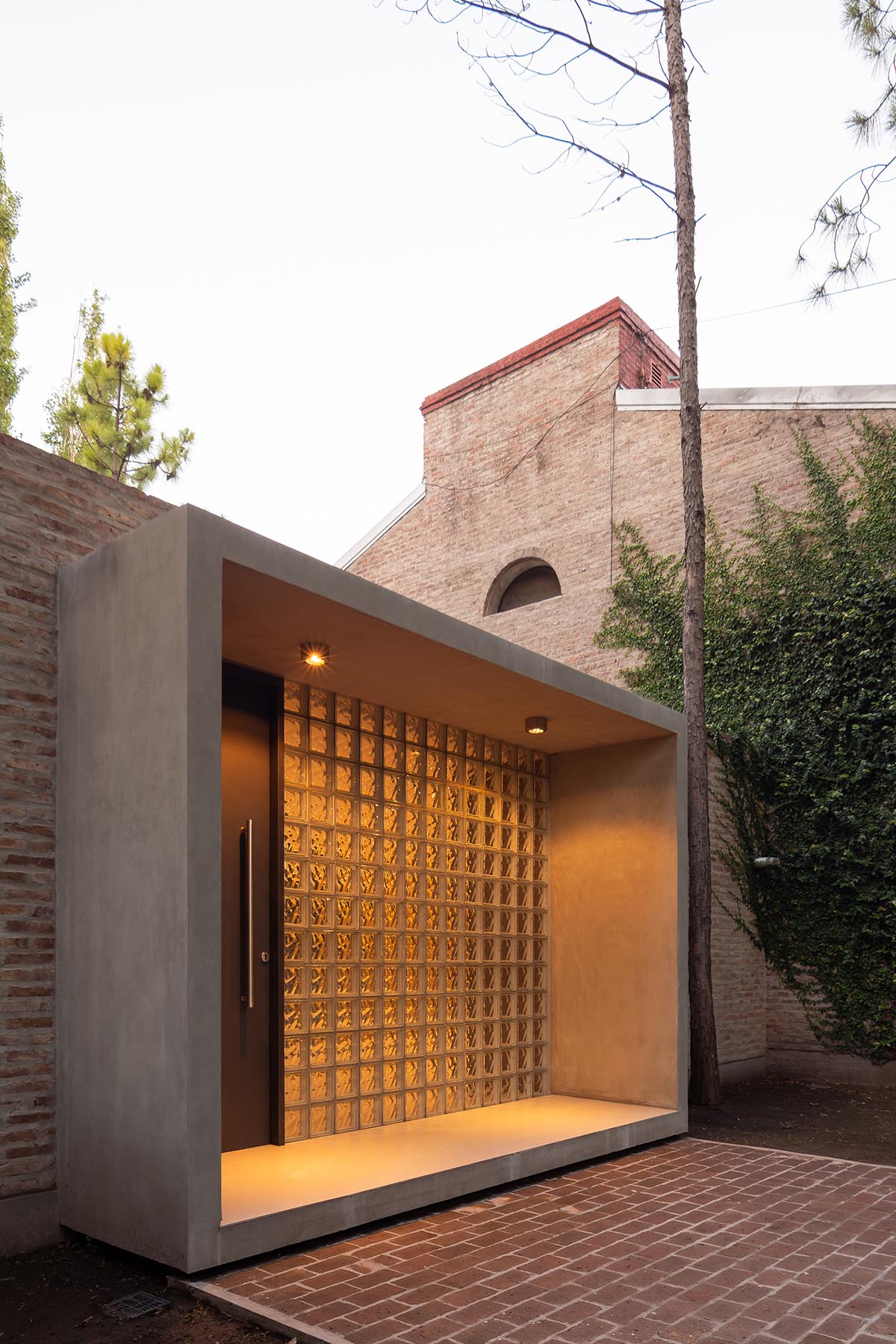 Mariano Fiorentini built a tranquil compact brick house in Rosario, Argentina