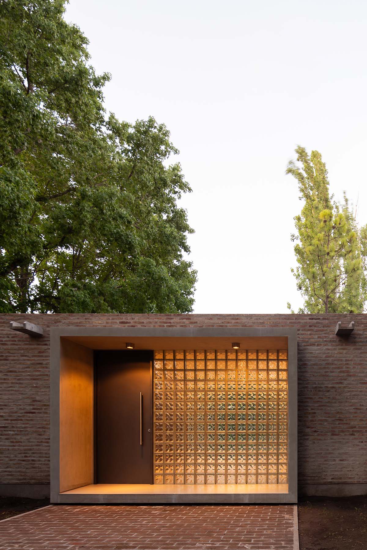 Mariano Fiorentini built a tranquil compact brick house in Rosario, Argentina