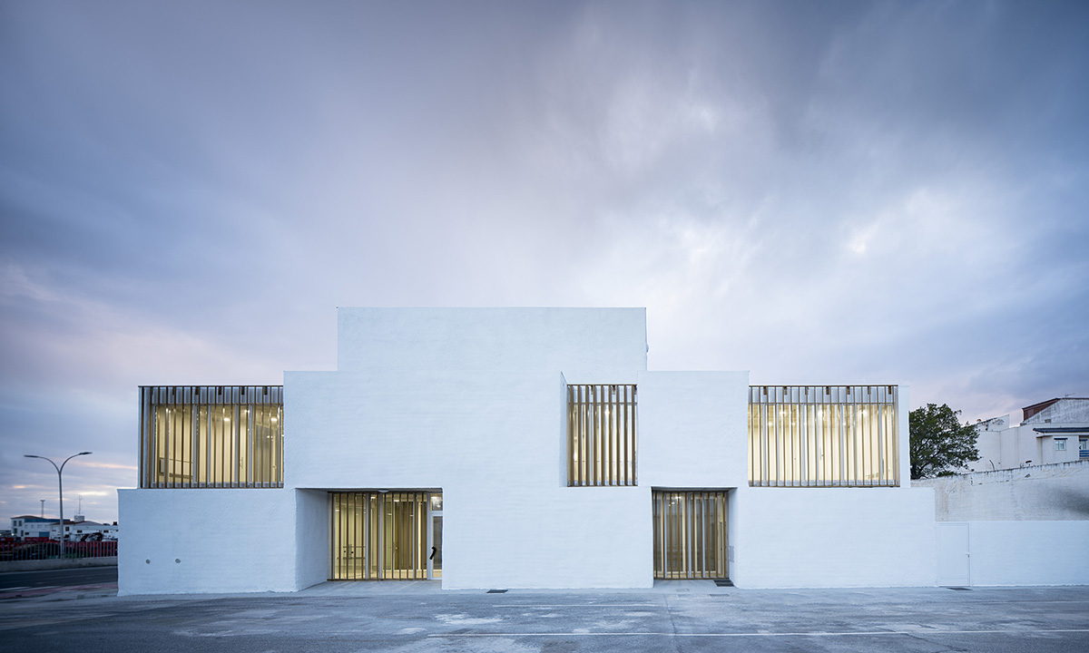 White cubic volumes combined with inward system of patios to create ...