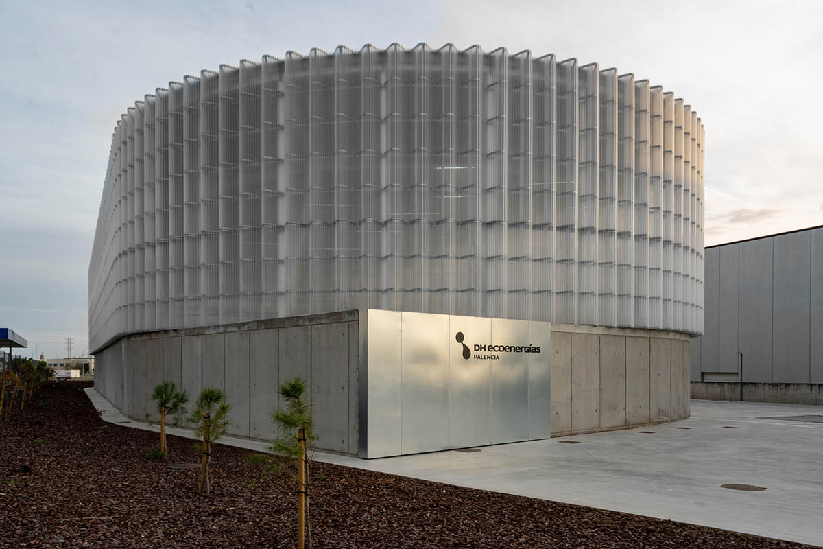 FRPO Rodríguez & Oriol built thermal power plant with steel base and translucent lantern in Spain 