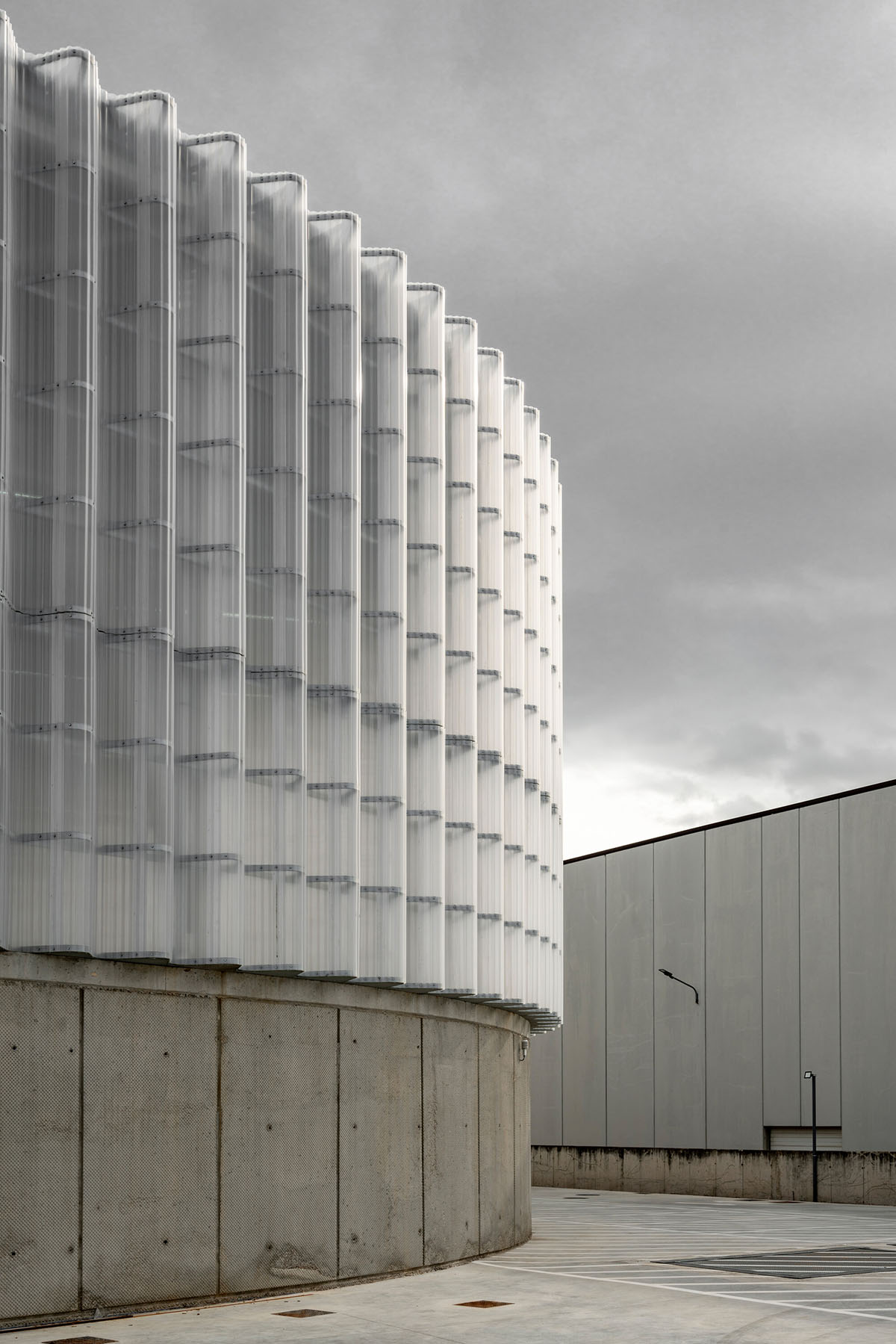 FRPO Rodríguez & Oriol built thermal power plant with steel base and translucent lantern in Spain 