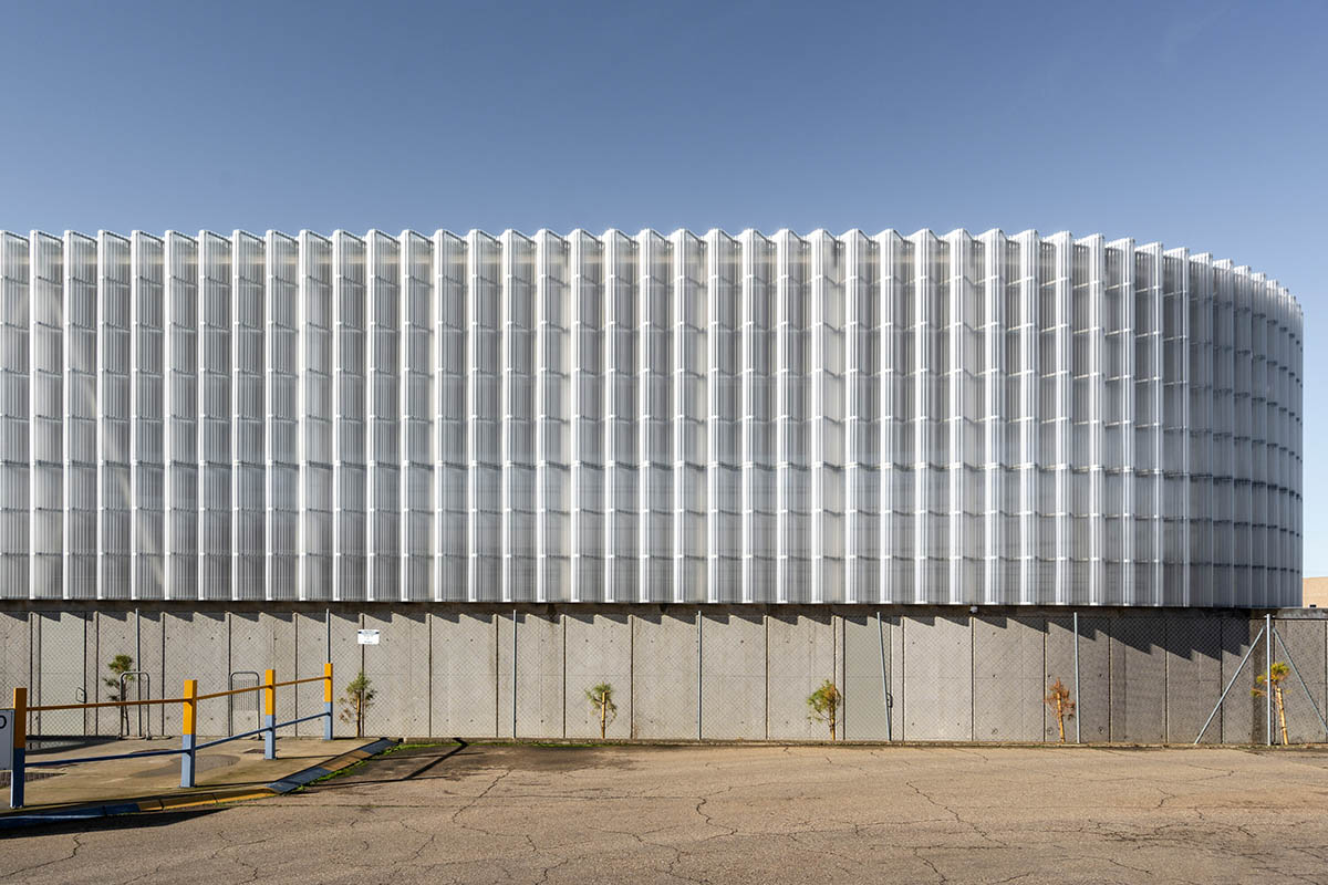 FRPO Rodríguez & Oriol built thermal power plant with steel base and translucent lantern in Spain 